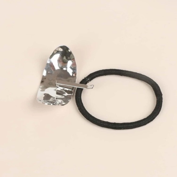 Sleek Silver Hair Tie – Hammered Metal Accent for a Chic, Minimalist Look - Picture 3 of 5